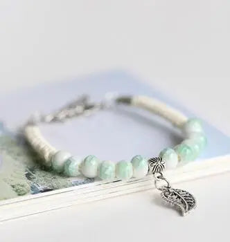 Bracelets pastels en cordelette tissée et perles de céramique